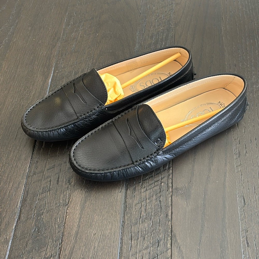 TOD’S Gommino black leather loafers